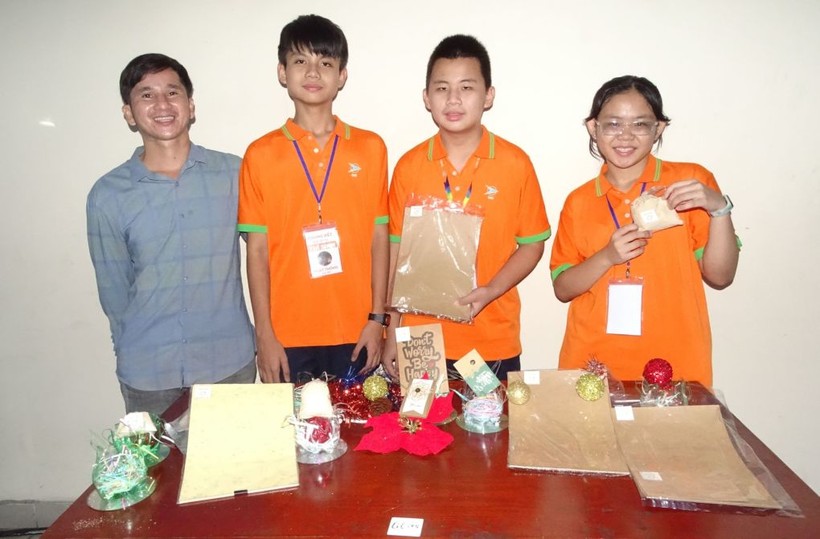 Nhóm học sinh với nghiên cứu sản xuất giấy từ vỏ sầu riêng.