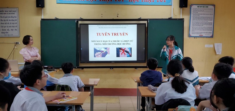 Học sinh Trường THCS Trần Nguyên Hãn (TP Bắc Giang) tìm hiểu về tác hại của thuốc lá điện tử. Ảnh ITN