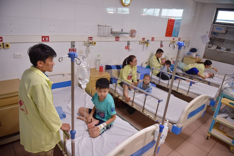 Nhiều trẻ nhiễm virus hợp bào hô hấp (RSV) điều trị tại Bệnh viện Thanh Nhàn.