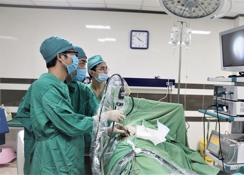Điều trị sỏi thận bằng phương pháp tán sỏi qua da tại Trung tâm Y tế huyện Tân Sơn. Ảnh: Sở Y tế Phú Thọ.