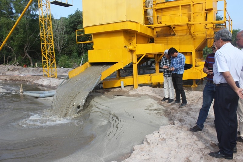Hệ thống rửa cát biển thành cát xây dựng của KS Võ Tấn Dũng.