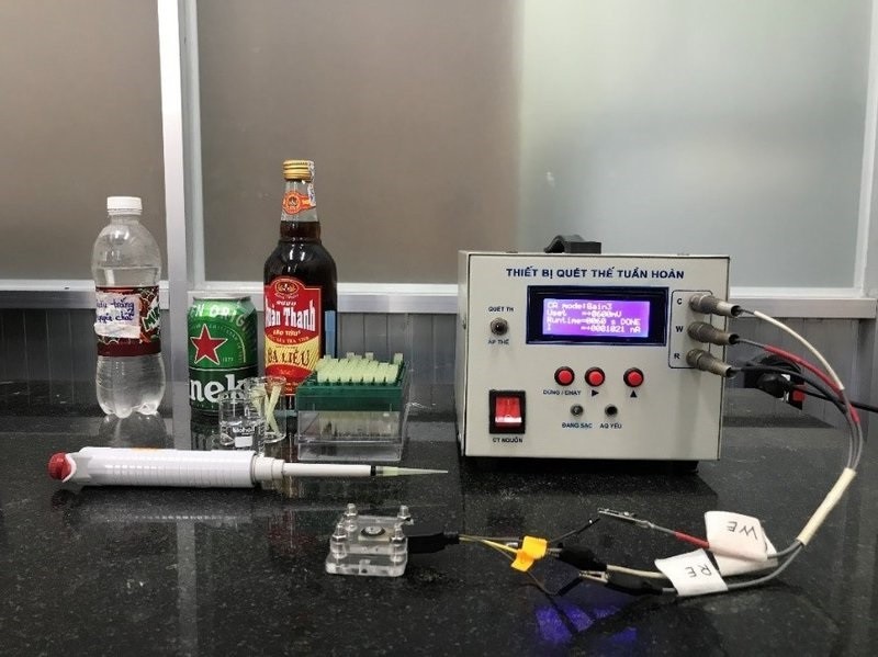 Phân tích methanol trong các mẫu bia, rượu bằng cảm biến điện hóa.