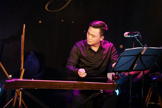 Nhạc sĩ, NSƯT Nguyễn Quang Hưng biểu diễn trong đêm nhạc 'Khúc ru thời gian'. Ảnh: NVCC