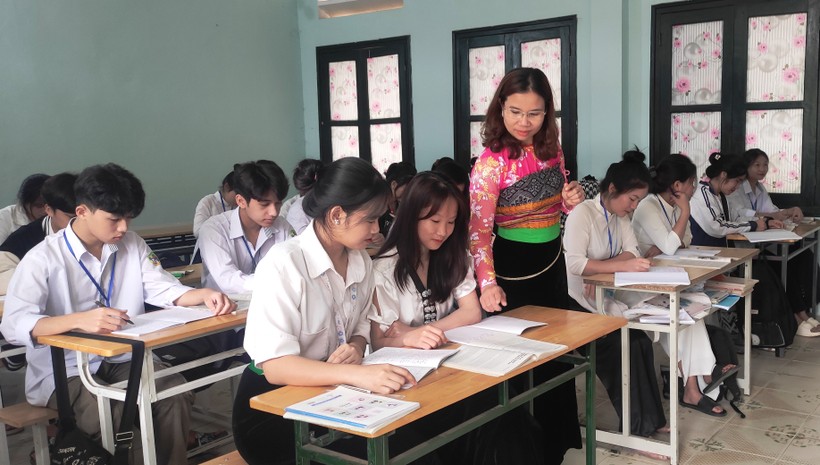 Giờ học tiếng Thái của lớp 10A2, Trường THPT Quan Sơn.