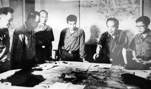 Ảnh tư liệu chụp lúc 12 giờ 50 phút ngày 30/4/1975 tại Tổng hành dinh, thành cổ Hà Nội. Ảnh tư liệu của tác giả Nguyễn Tiến Trỗ