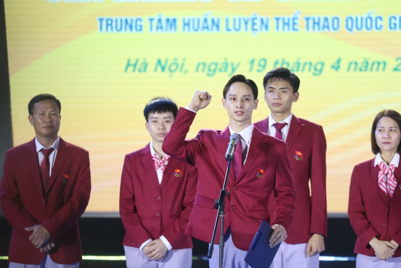 Vận động viên Đinh Phương Thành thay mặt các vận động viên tuyên thệ tại lễ xuất quân của đoàn thể thao Việt Nam dự SEA Games 32. Ảnh: INT.