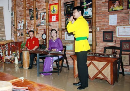 Nghệ sĩ Đinh Nhật Minh cùng cha mẹ biểu diễn một tiết mục. Ảnh: NVCC.