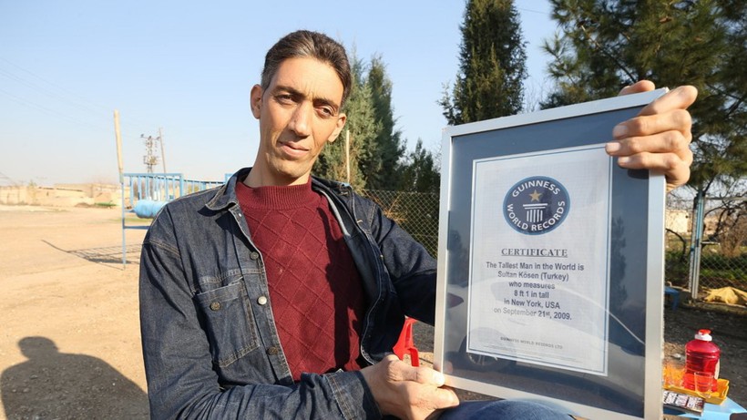 Sultan Kösen được Guinness thế giới ghi nhận là người đàn ông cao nhất thế giới còn sống vào năm 2009.