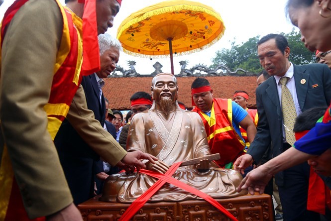 Tượng danh nhân Nguyễn Quý Ân rước lên kiệu tại sảnh nhà Bái đường Văn miếu Quốc Tử Giám năm 2019.