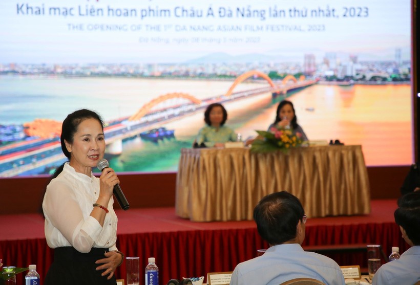 NSND Lan Hương - thành viên Ban giám khảo hạng mục 'Phim Việt Nam dự thi' phát biểu tại buổi họp báo 'DANAFF - Nhịp cầu châu Á'. Ảnh: Bộ VH,TT&DL.