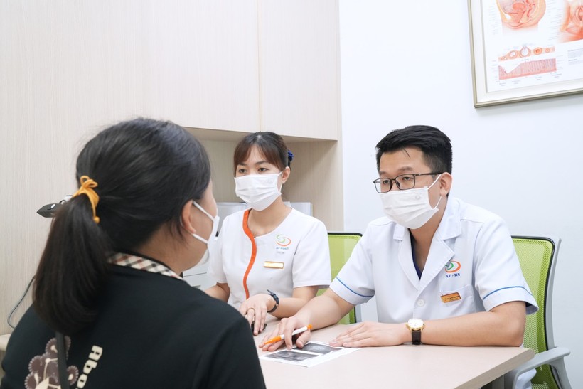 Bác sĩ Nguyễn Thành Trung khám và tư vấn bệnh nhân. Ảnh: BVCC.