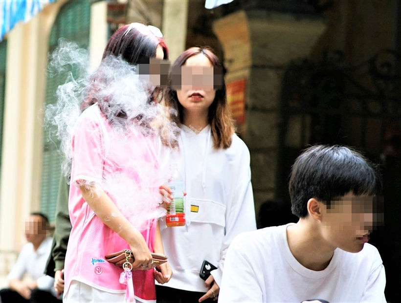 Gia tăng học sinh, trong đó có học sinh nữ hút thuốc lá điện tử. Ảnh minh họa: INT