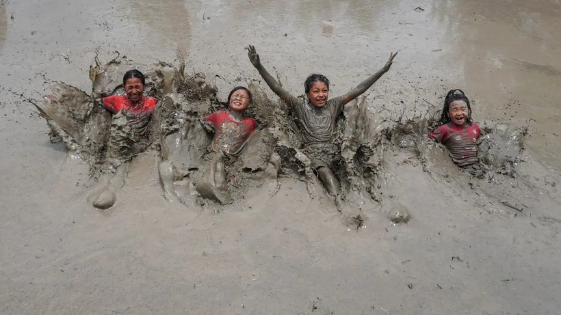 Trẻ em bị bùn cuốn hút như nam châm trước sắt. Ảnh: Getty Images.