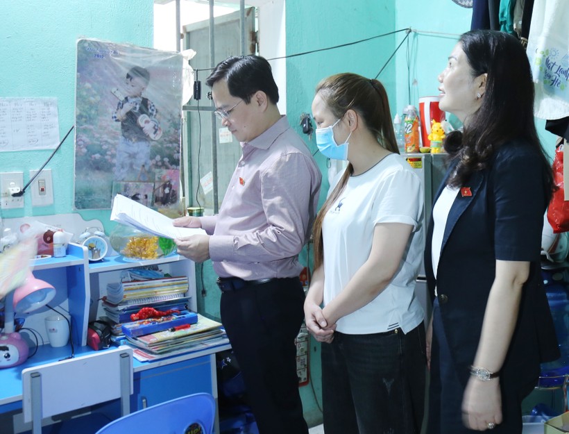 Bí thư Tỉnh ủy Bắc Ninh Nguyễn Anh Tuấn thăm hỏi công nhân khu công nghiệp.