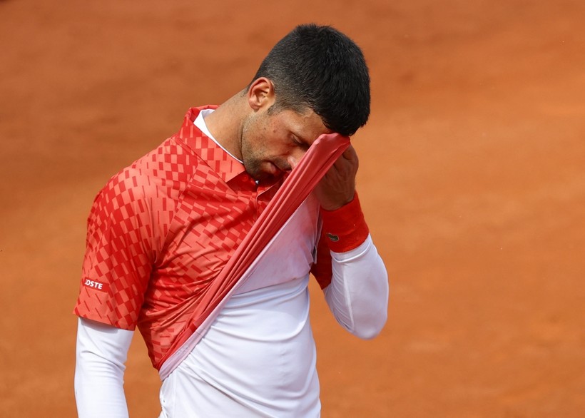 Djokovic thất vọng sau khi thua Holger Rune ở tứ kết Rome Masters. Ảnh: ITN