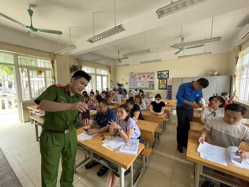 Công an xã Tiền Phong (huyện Mê Linh) hướng dẫn phụ huynh học sinh cài đặt, sử dụng ứng dụng VNeID.