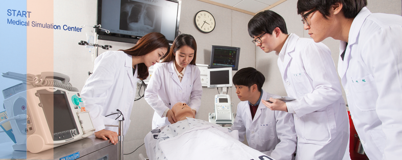 Sinh viên trường y Hàn Quốc thực hành khám chữa bệnh.