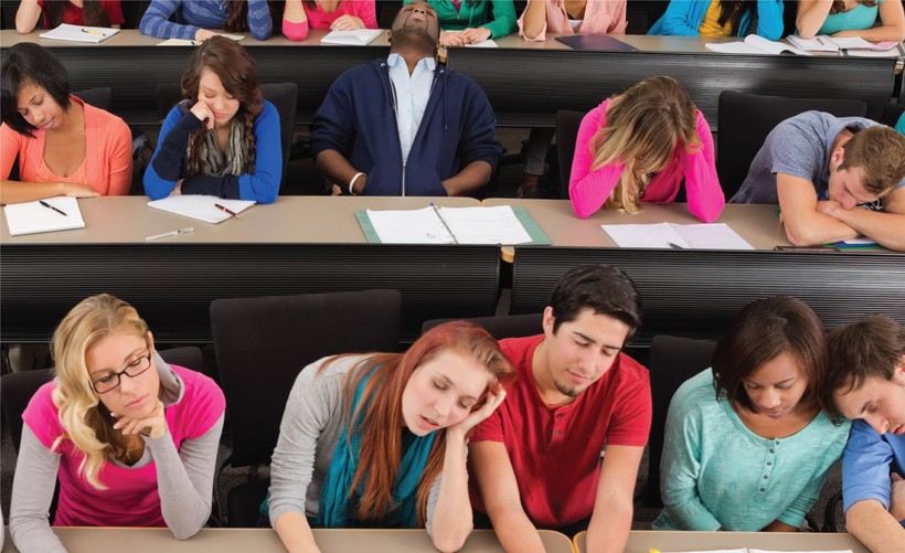 Sinh viên mất tập trung vào việc học do không ngủ đủ giấc.