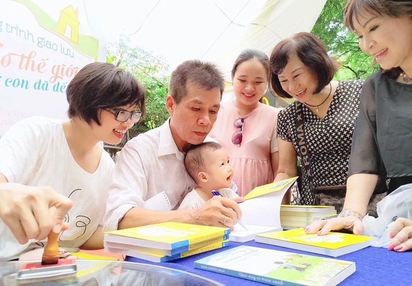 Gia đình nhà thơ Lê Minh Quốc trong buổi ra mắt sách 'Chào thế giới bây giờ con đã đến'. Ảnh: NVCC.