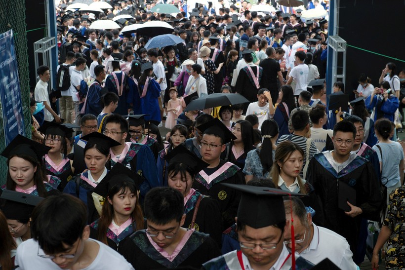 Sinh viên tốt nghiệp không tìm được việc làm vì thị trường lao động Trung Quốc gặp nhiều khó khăn.