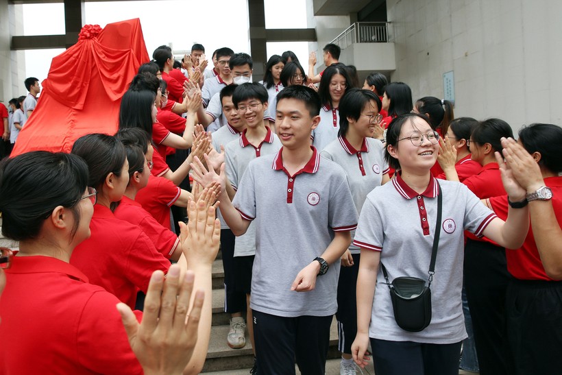 Giáo viên Trường Trung học Dongyang, tỉnh Chiết Giang, cổ vũ tinh thần thí sinh trước kỳ thi gaokao năm 2023.