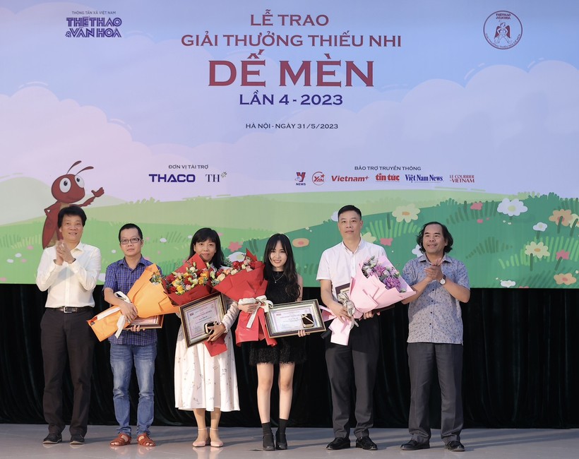 Tác giả Phạm Anh Xuân (thứ 2 từ phải qua) nhận tặng thưởng của Hội đồng Giám khảo Giải thưởng Dế Mèn lần thứ 4.