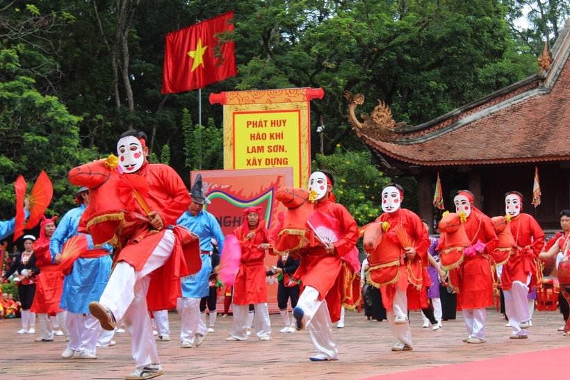 Nghệ nhân biểu diễn điệu múa Chiêm Thành tại Lễ hội Lam Kinh (Thanh Hóa).