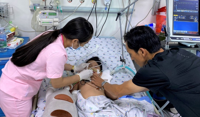 Một bệnh nhi mắc tay chân miệng nặng, điều trị tại BV Nhi đồng Thành phố. (Ảnh: Mai Mai)