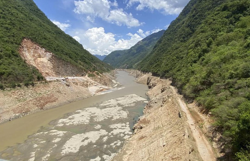 Một đoạn sông Đà cạn kiệt nước. Ảnh: Nguyễn Hải