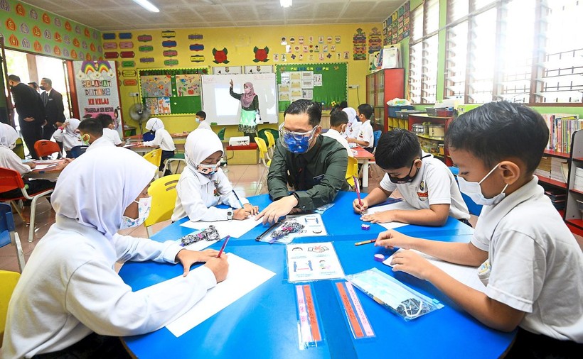 Học sinh Malaysia đi học lại sau dịch Covid-19.