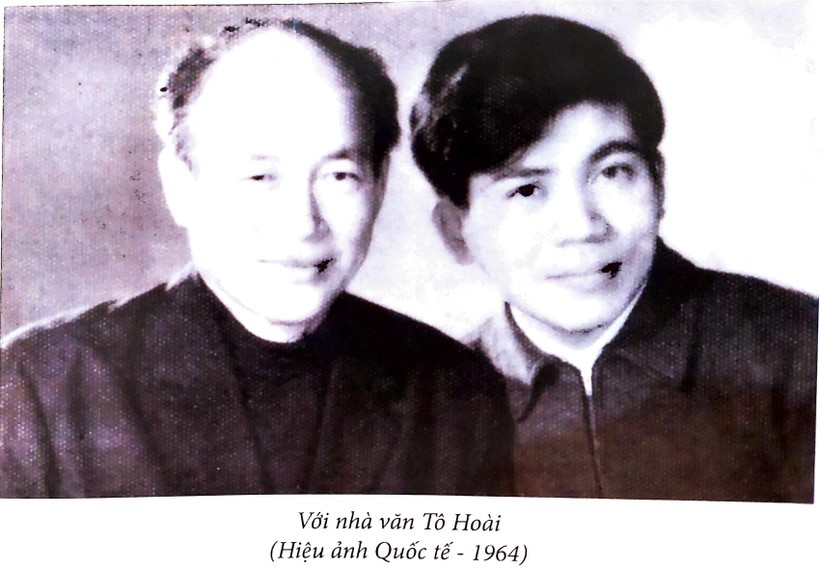 Hà Minh Đức (phải) và nhà văn Tô Hoài (chụp tại hiệu ảnh Quốc tế năm 1964).
