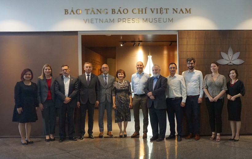 Đại sứ các nước tham quan Bảo tàng Báo chí Việt Nam. Ảnh: BTCC.