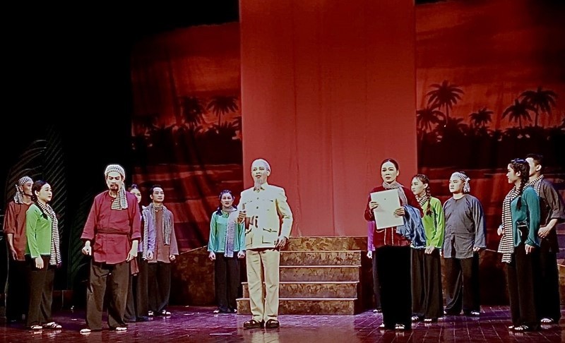 Trong vở tuồng 'Không còn đường nào khác' (bản dựng năm 2022 của Nhà hát Tuồng Việt Nam), Bác Hồ xuất hiện trong giấc mơ của cô Ba Định. Ảnh: Thúy Ten.