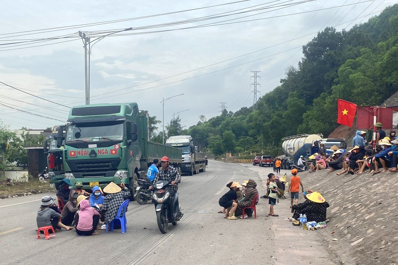 Người dân xóm Hải Thịnh chặn xe tải vào trạm nghiền xi măng và cảng biển của Công ty CP Xi măng Sông Lam.