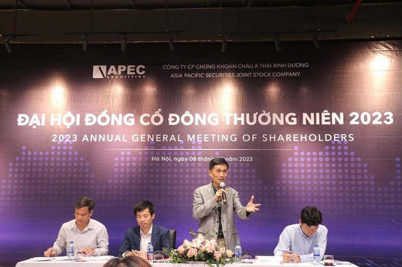 Ông Nguyễn Đỗ Lăng (đứng) phát biểu trong một cuộc họp đại hội cổ đông.