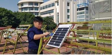 Lắp đặt hệ pin Mặt trời sử dụng kính chống phản xạ để đo đạc hiệu suất.