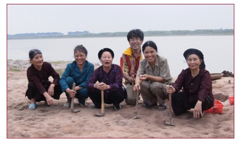 TS Nishimura và người dân Kim Lan cùng thực hiện khai quật khảo cổ. Ảnh: Bảo tàng làng gốm Kim Lan.
