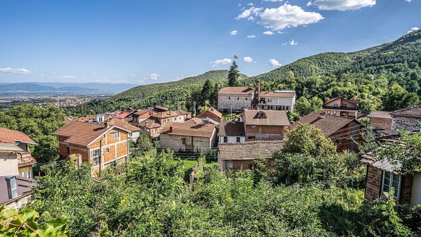 Làng Vevčani tựa lưng vào dãy núi Jablanica. Ảnh: Richard Collett, Bbc.com