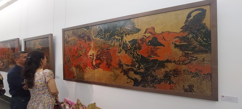 Tác phẩm 'Đẻ đất đẻ nước' của họa sĩ Nguyễn Trường Linh thu hút sự quan tâm của công chúng. Ảnh: Bình Thanh