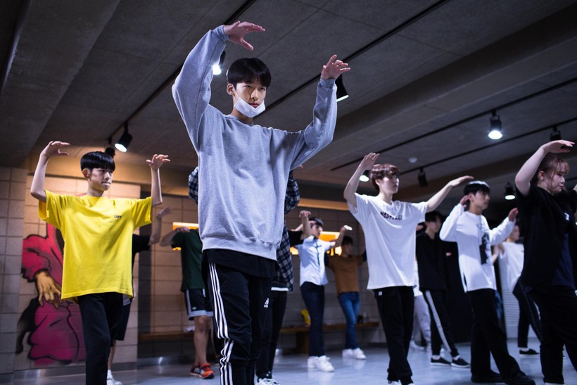 Người trẻ Hàn Quốc học vũ đạo, thanh nhạc.