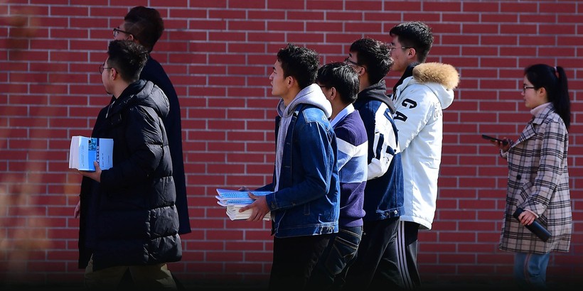 Sinh viên Trung Quốc lo lắng vì học phí tăng vọt.