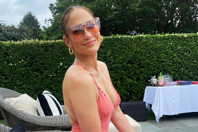 Nữ ca sĩ Jennifer Lopez có làn da mơ ước ở tuổi u60.