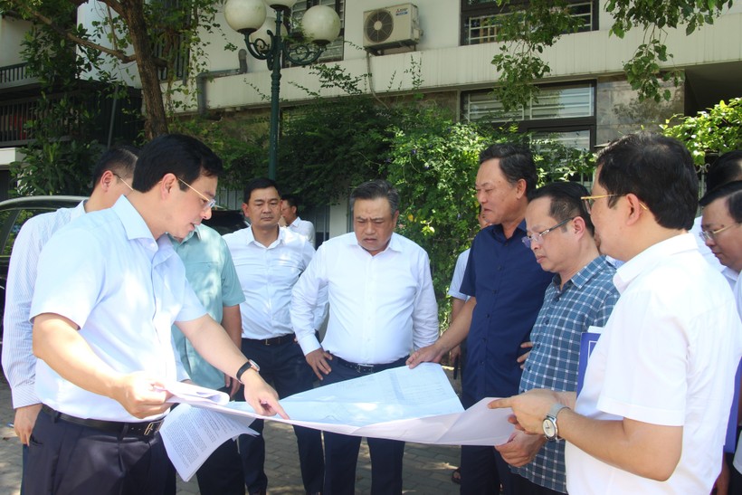 Chủ tịch UBND TP Hà Nội kiểm tra ô đất xây dựng trường học ở quận Hoàng Mai.