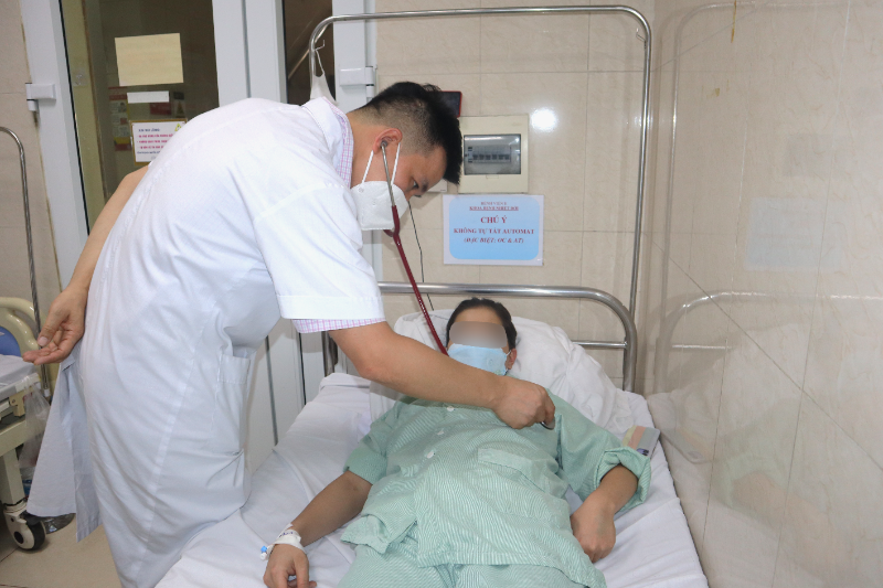 Bác sĩ Đào Văn Cao thăm khám cho bệnh nhân mắc sốt xuất huyết. (Ảnh: BVCC)