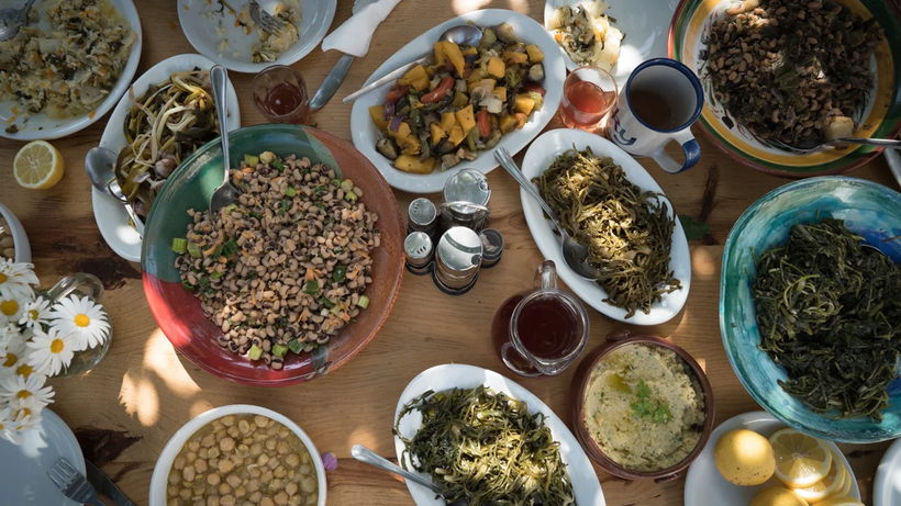 Ở Hy Lạp, những bàn ăn đầy ắp các loại đậu, bao gồm đậu đen, đậu gà và đậu lăng, những thứ tạo nên món súp truyền thống của Hy Lạp.