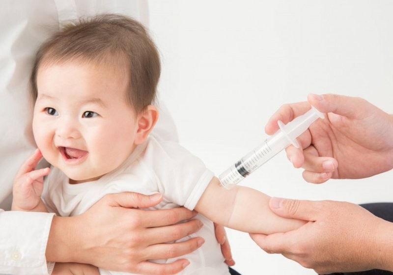 Phụ huynh cần chủ động tiêm vaccine phòng bệnh cho trẻ từ 2 tuổi trở lên. (Ảnh minh họa)