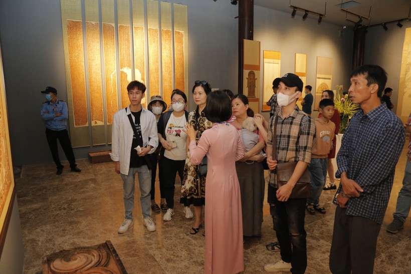 Du khách và công chúng tham quan các bộ bản rập tại Nhà triển lãm Quần thể di sản Văn hóa và Thiên nhiên thế giới Tràng An.