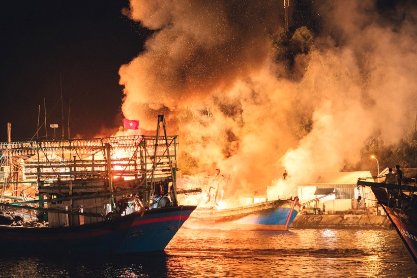 Hiện trường vụ cháy tại cảng Lạch Quèn đêm 28/7.