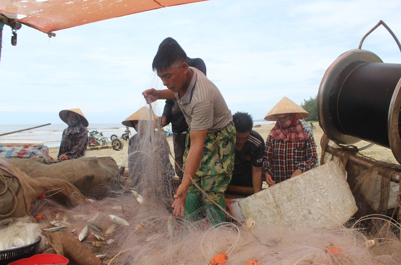 Bè mảng của ngư dân Trương Văn Lựu cập bến với hơn 200kg cá bạc má đánh bắt được.