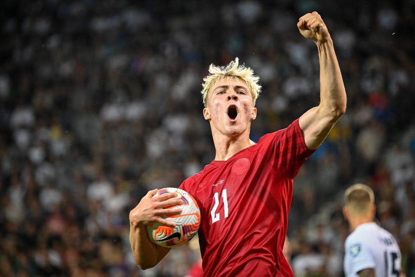 Rasmus Hojlund khoác áo đội tuyển Đan Mạch tham dự Vòng loại Euro 2024. Ảnh: AFP.